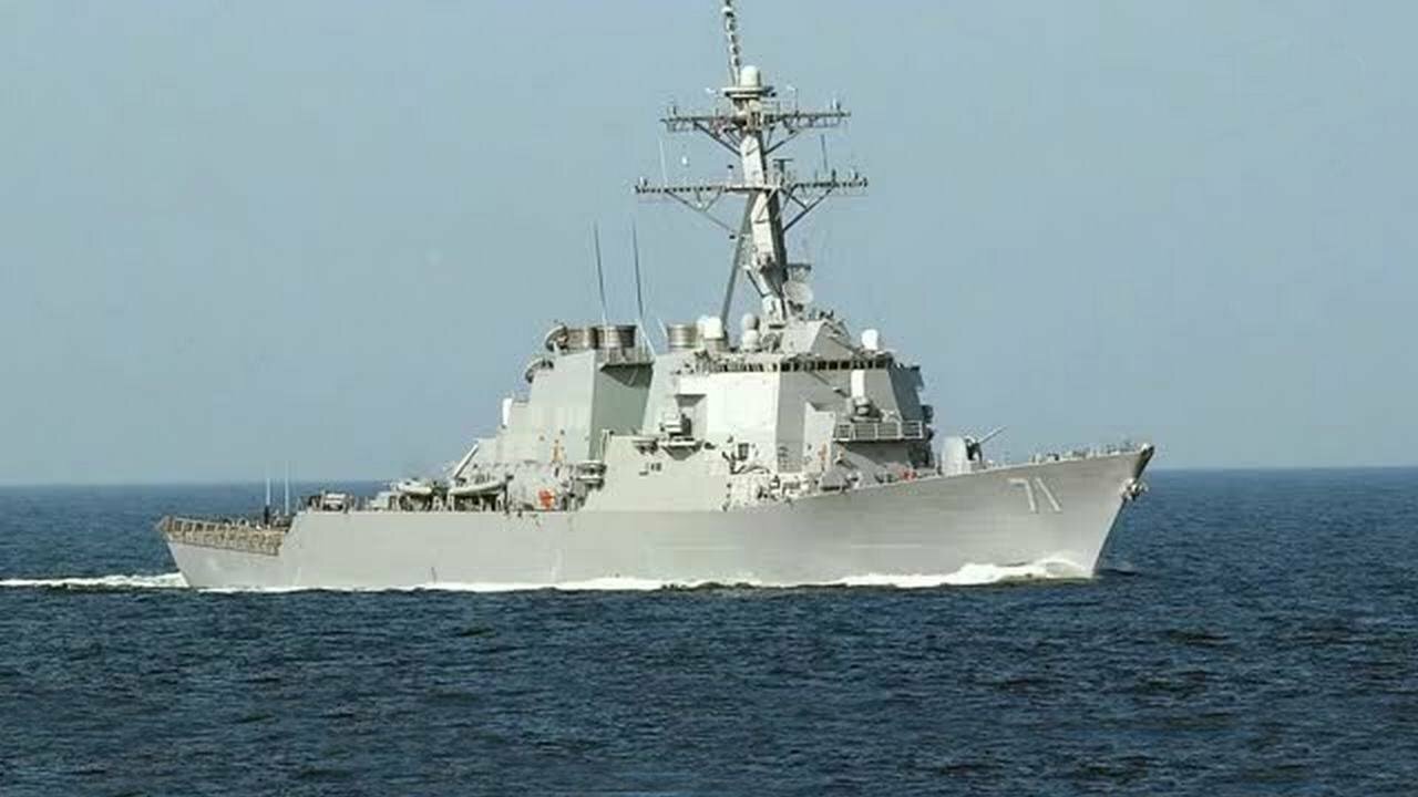 Ракетный корабль “Вышний Волочек” “взял на прицел” эсминец США USS Ross в Черном море
