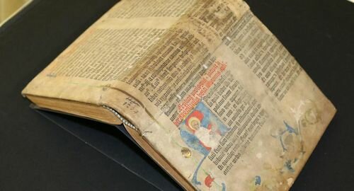 Сенсационная находка в Баварии: ученые нашли страницу Библии, выпущенной Иоганном Гутенбергом