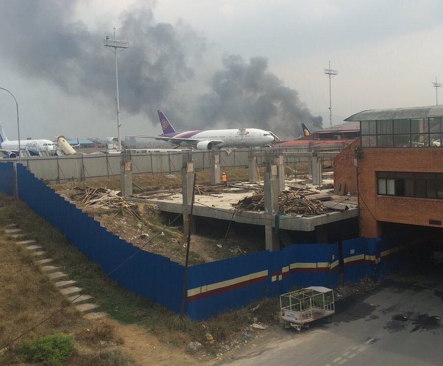 В Непале упал и загорелся пассажирский самолет: первые кадры с места трагедии