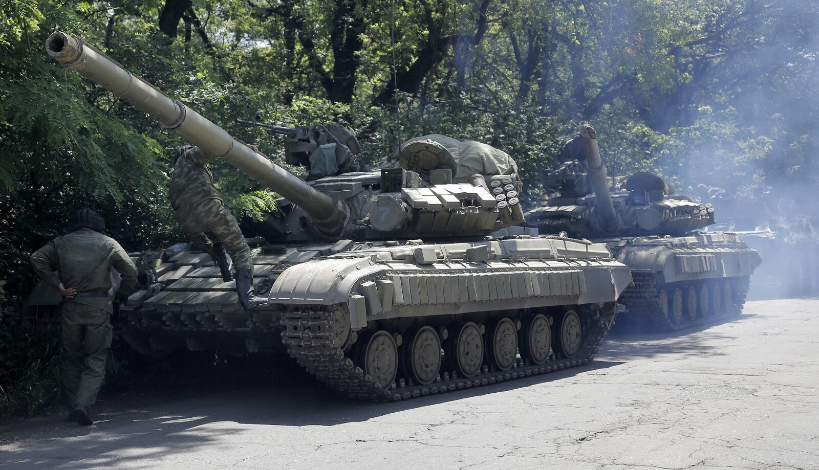 ​Перемирие на волоске: Киев "организовал" танковое наступление на позиции ДНР - кадры