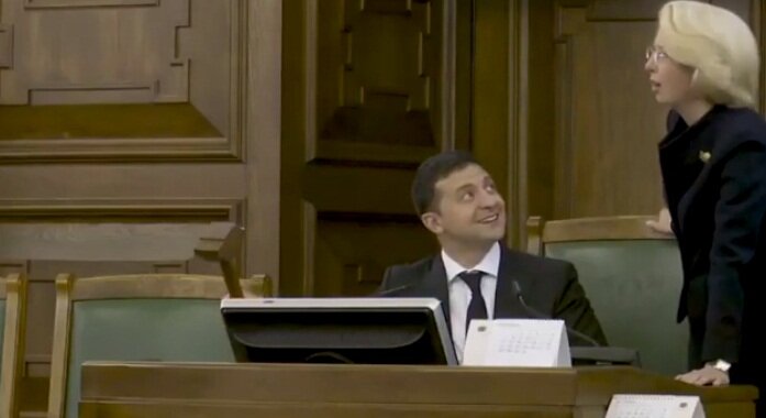 Соловьев поднял на смех странное поведение Зеленского в парламенте Латвии – кадры 