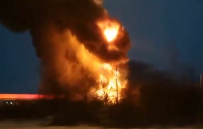 Огромный столб огня виден за километры: под Нижним Новгородом пылает бензовоз на заправке – кадры
