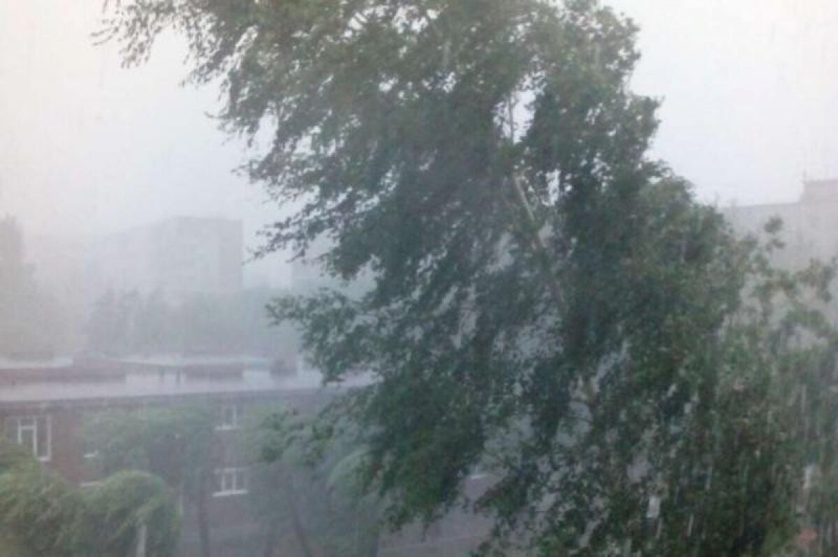 Ставрополье под ударом стихии: мощный ураган разметал несколько грузовиков