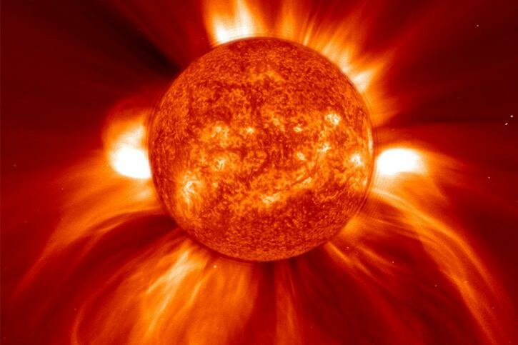 НЛО внутри теплового щита Солнца: возле светила замечен громадный корабль пришельцев – кадры 
