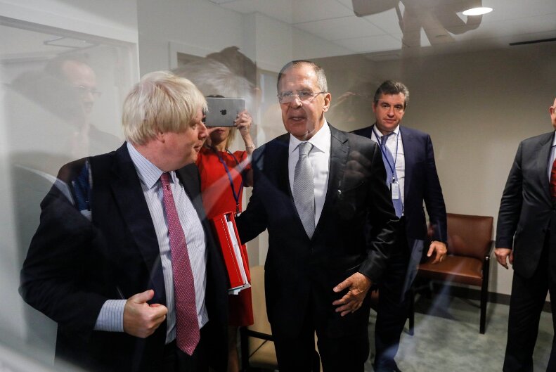Глава МИД Британии Джонсон оценил встречу с Лавровым и сделал заявление о своем визите в Москву - кадры