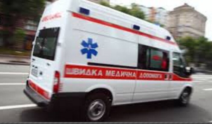 Под Kepчью автобyc упал в кювет: 13 пассажиров госпитализированы – появились кадры с места ДТП
