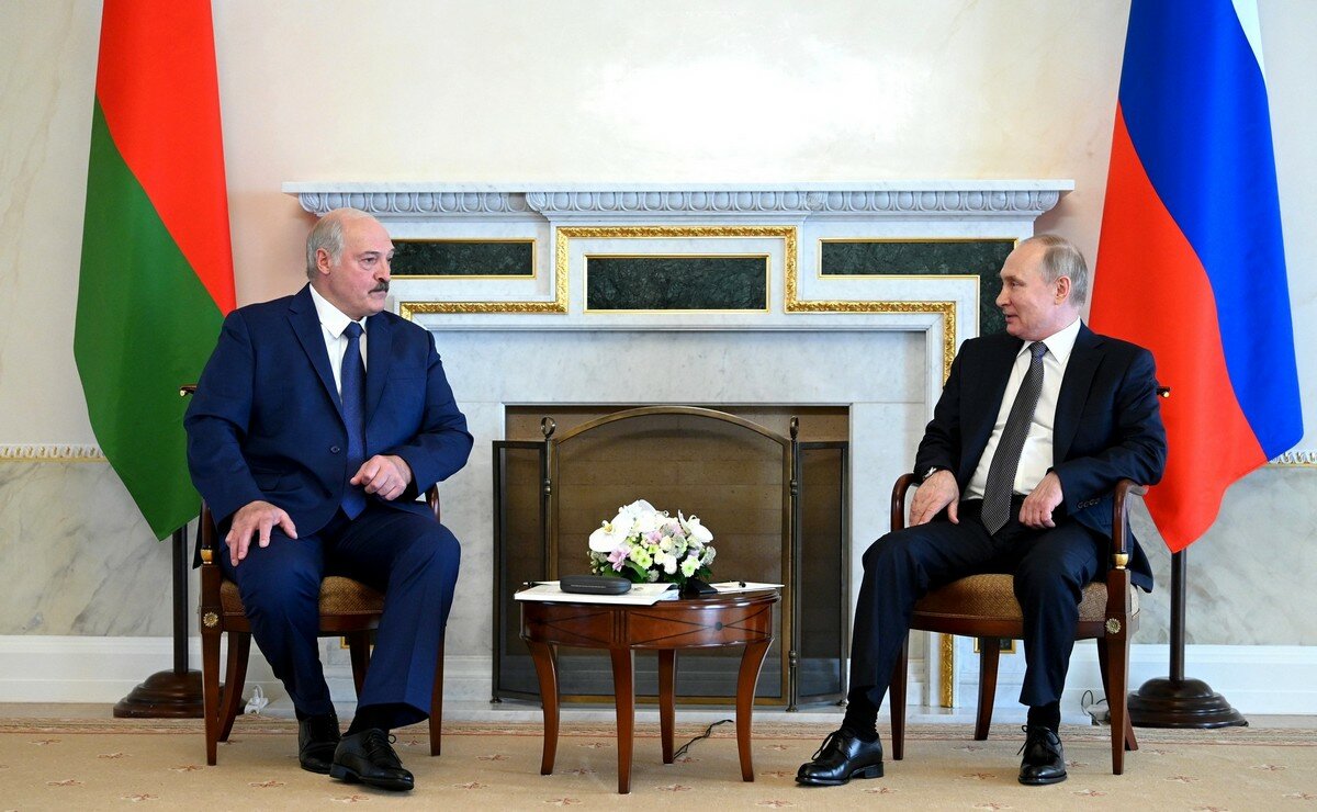 Лукашенко на встрече с Путиным заявил, что дом депутата забросали "бутылками с зажигательной смесью"