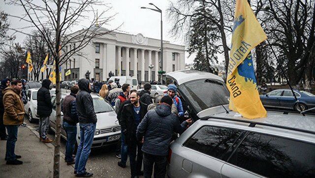 Киевские водители перекрыли центр столицы и огласили свои требования к правительству по регистрации автомобилей