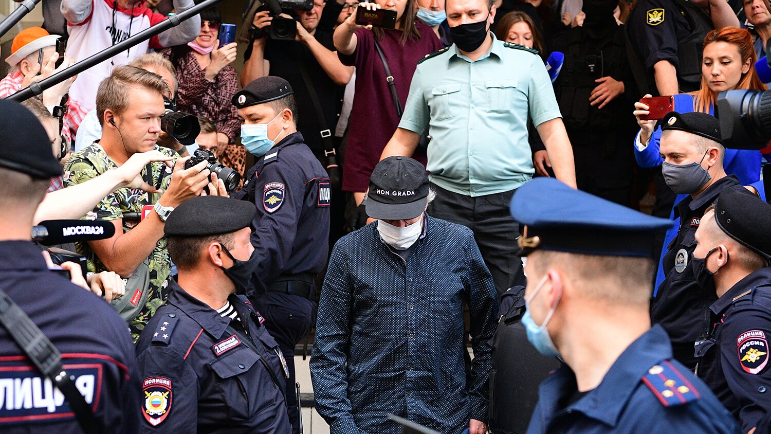 Фанатки Михаила Ефремова устроили драку в суде 