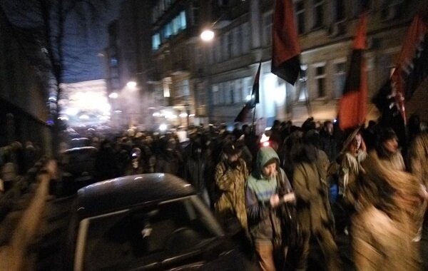 В Киеве толпа радикалов отправилась громить офис Ахметова