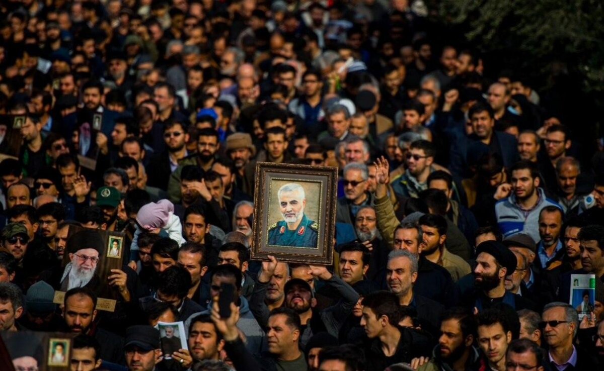 В Иране десятки тысячи людей вышли на улицы и грозят США местью за Сулеймани: кадры