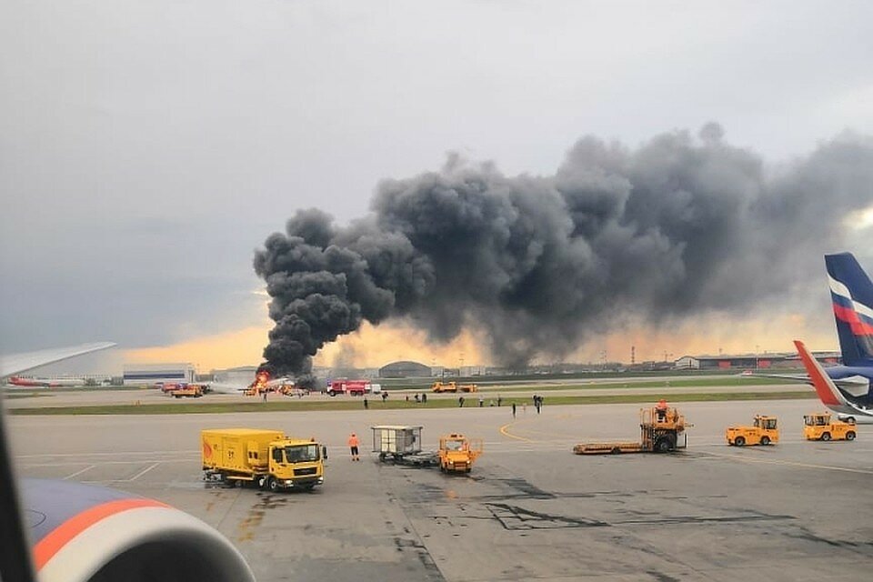 В салоне возникла паника: СМИ узнали новую версию возгорания самолета Superjet в аэропорту Шереметьево 