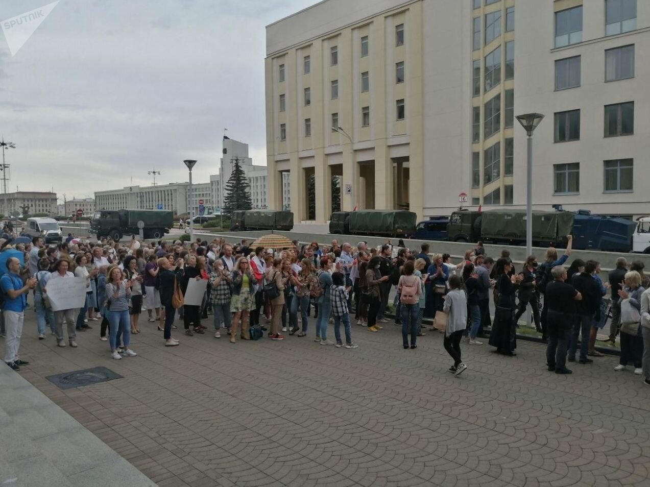 На акции в поддержку учителей в Минске скандировали “Позор” и “Трибунал”: кадры