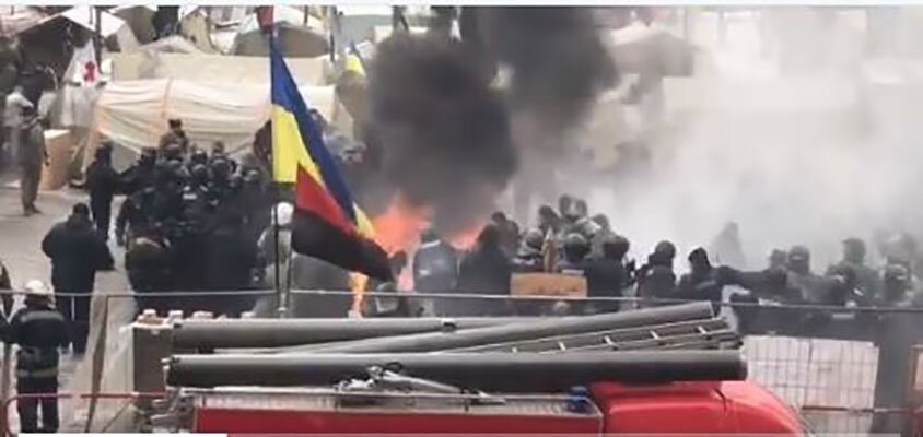 Горят шины и флаг РФ: в Киеве под Радой между полицией и активистами начались стычки – кадры