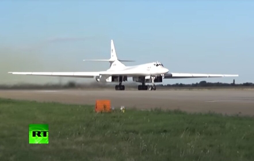 Российские ракетоносцы Ту-160 поиграли мышцами "под носом" у США – кадры