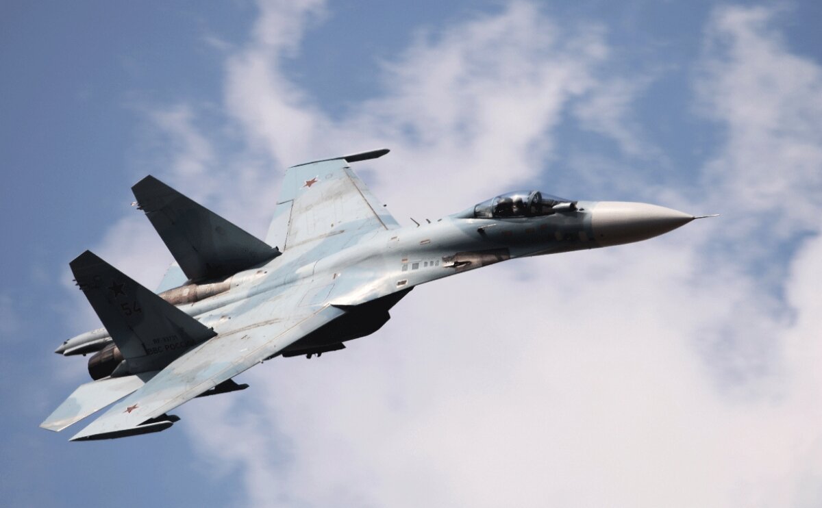 ​Российский Су-27 ловко перехватил два самолета-разведчика США над Черным морем