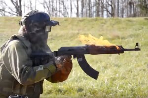 Эксперты сравнили автомат Калашникова и американскую винтовку М4А1: российское оружие даже после возгорания продолжает стрельбу – кадры 