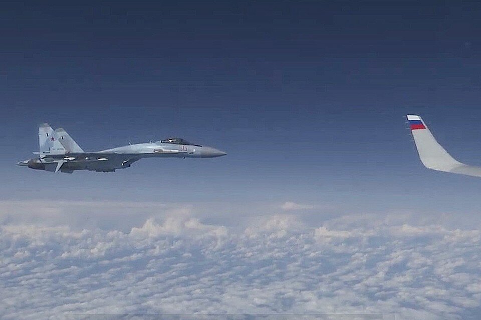 ​Российский Су-27 ловко прогнал натовский F-18 от борта Шойгу над Балтикой – захватывающие кадры