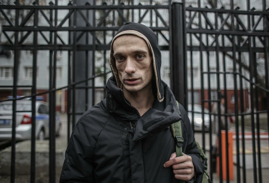 Эпатажный российский художник Павленский поджег банк во Франции, устроив "огонь революции", – кадры инцидента 