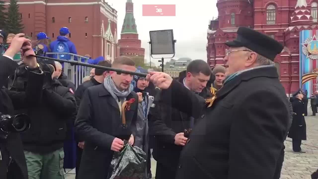 ​Жириновский раздавал на Красной площади деньги и угощал чебуреками: опубликованы кадры