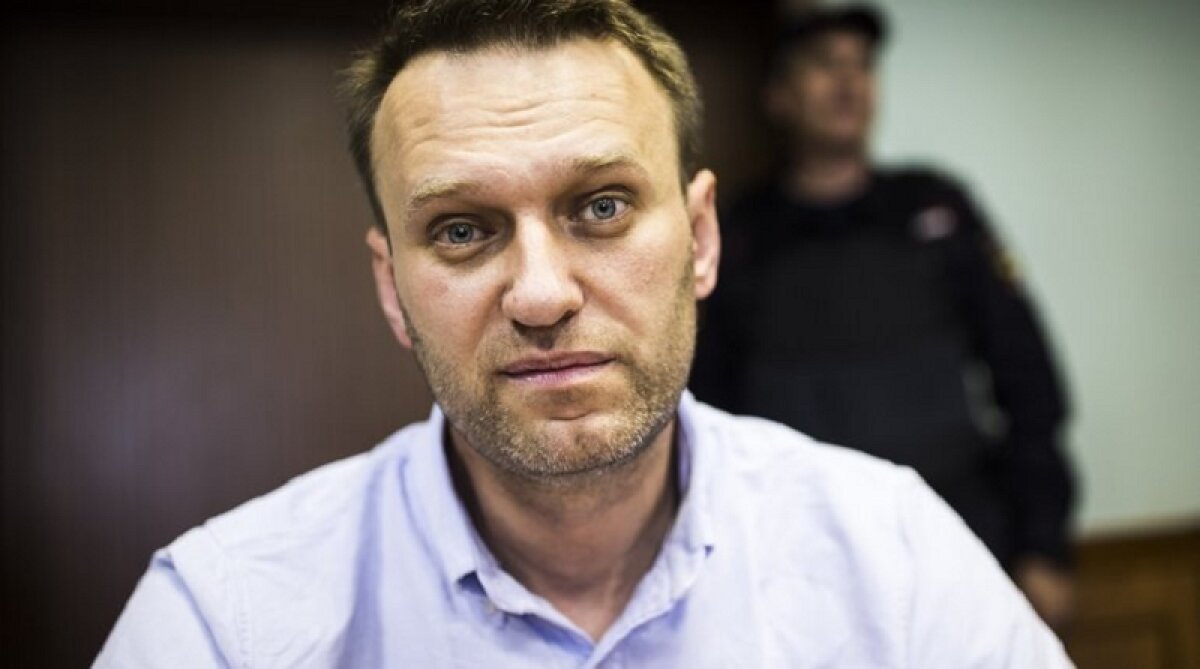 Эсперт назвал спектаклем ситуацию с бутылкой Навального со следами "Новичка": "Похоже на фальсификацию"