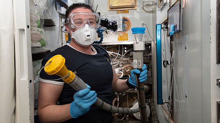 Серьезная авария на МКС - из-за поломки туалетов космонавты вынуждены "вооружиться" памперсами