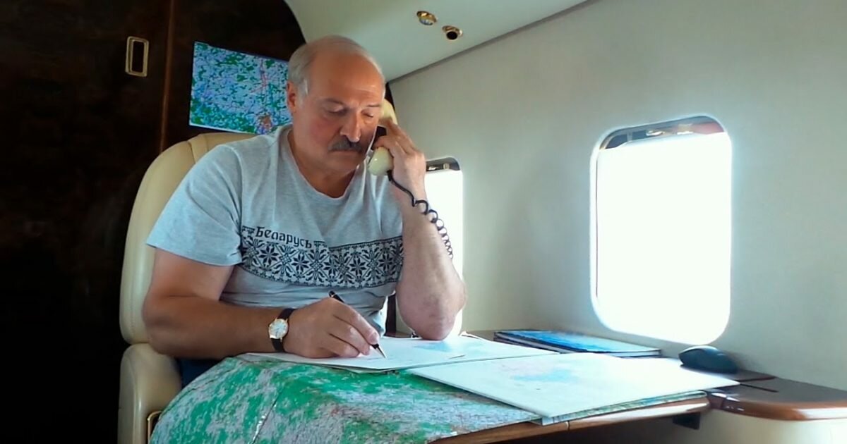 Лукашенко призвал перейти на кнопочные телефоны: "Хотите, чтобы за вами следили США?"