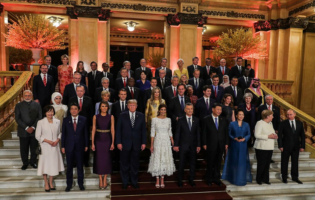 Стало известно, какой лидер оказался рядом с Путиным на снимке в театре на G20 в Аргентине