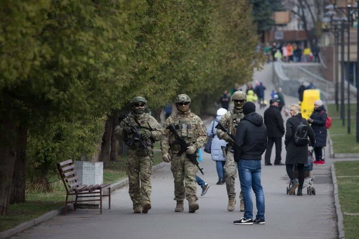 Накануне выборов на улицах городов Украины появился вооруженный спецназ – кадры