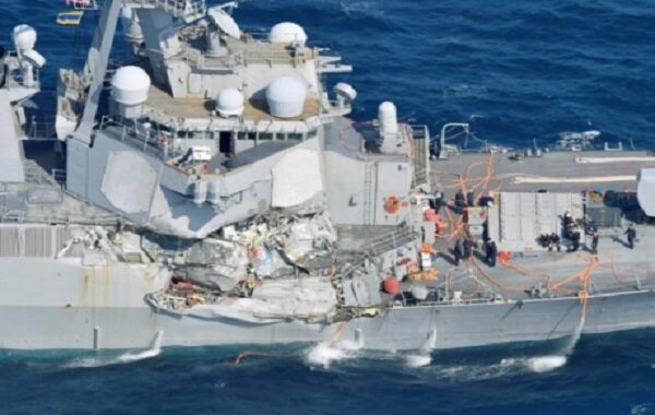 Часть эсминца ВМС США, столкнувшегося с торговым судном, оказались затоплена: кадры