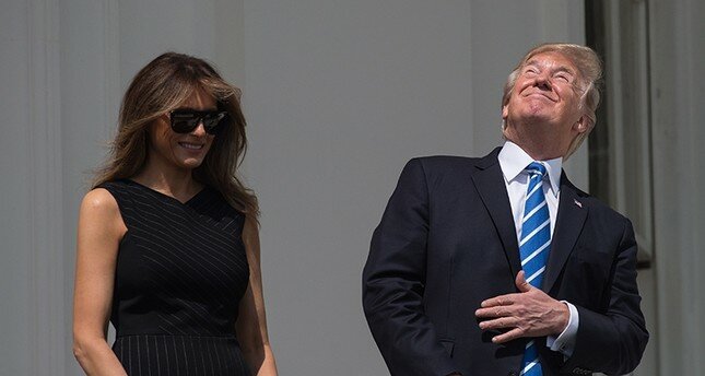Соцсети смеются над тем, как Трамп наблюдал за солнечным затмением