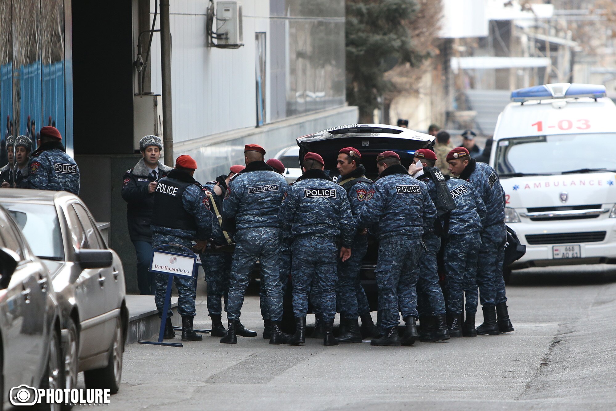 В Ереване вооруженный мужчина захватил заложников в гостинице Erebuni Plaza - раздается стрельба