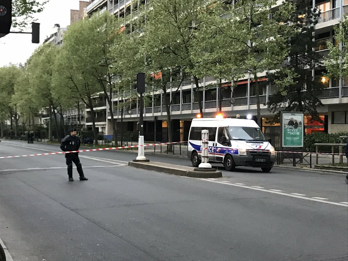 Посол в париже. Здание посольство РФ В Париже. Оцепление полиции в Париже. Оцепление здания. Оцепленное здание.