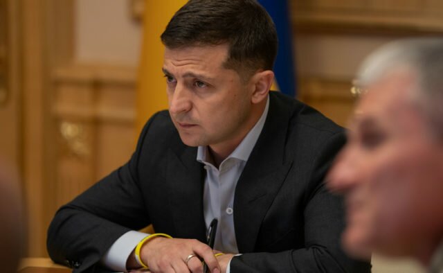 Зеленский отдал приказ о полном отводе войск в Донбассе