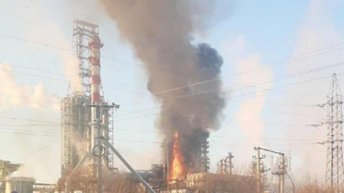 Пожар на нефтеперерабатывающем заводе в Тюмени: очевидец заснял произошедшее на видео