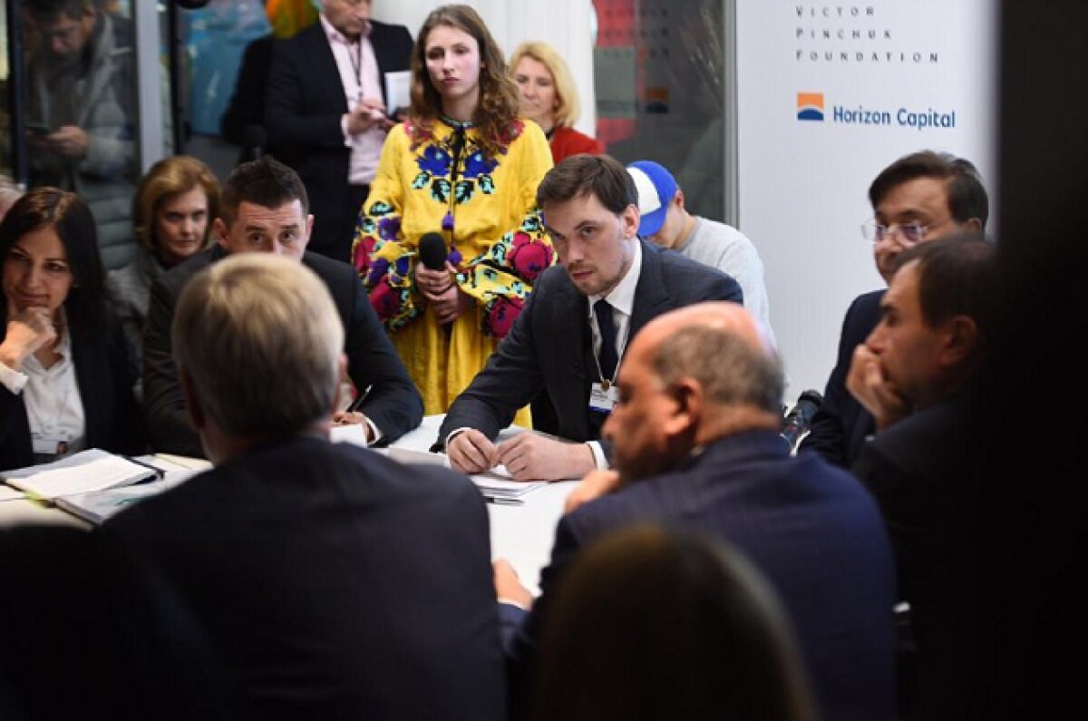 Украинский премьер Гончарук учил иностранных инвесторов националистическим лозунгам в Давосе