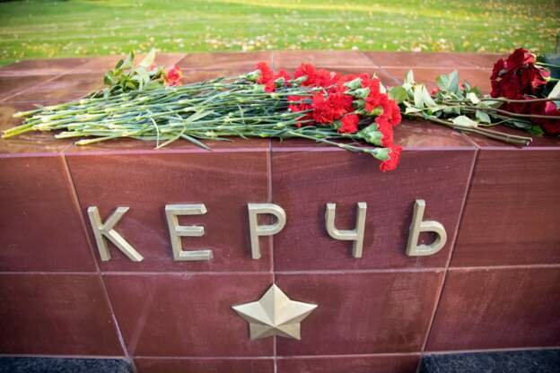 Потрясенные трагедией в Керчи жители Москвы почтили память погибших: онлайн-трансляция