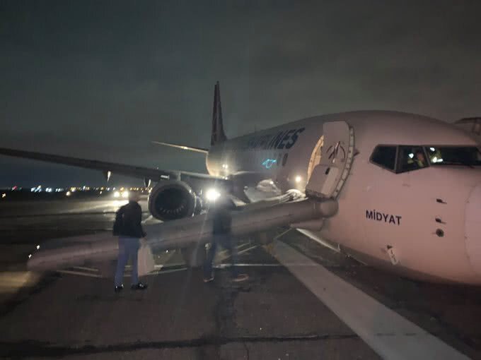 Украина, Одесса, аэропорт, Boeing 737 - 800, шасси, поломка, приземлился, рухнул, пассажиры, эвакуация, Стамбул, борт, кадры, видео, авария