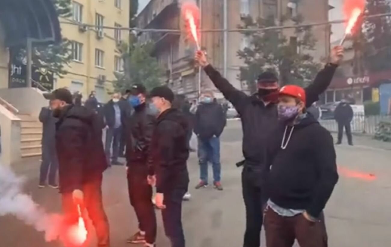 Взрывы и драка с полицией: в Киеве радикалы атаковали офис Медведчука