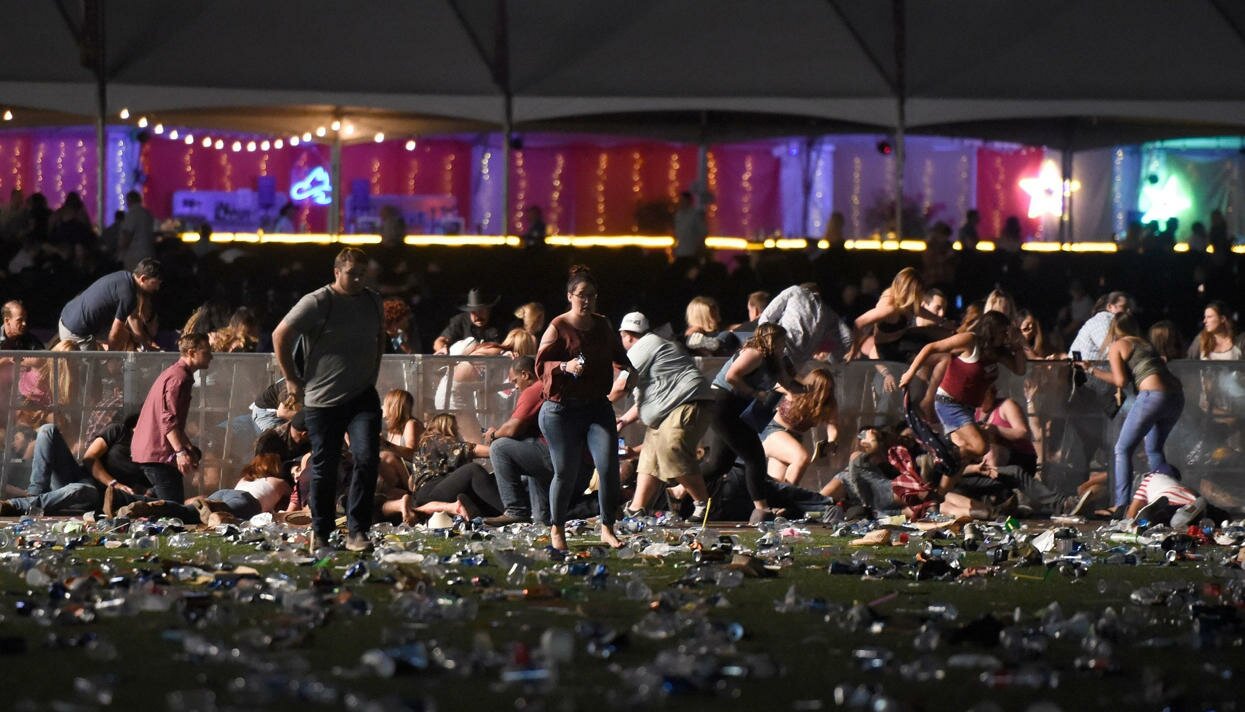 Очевидцы стрельбы в Лас-Вегасе снимали инцидент на видео, рискуя собственной жизнью, - кадры