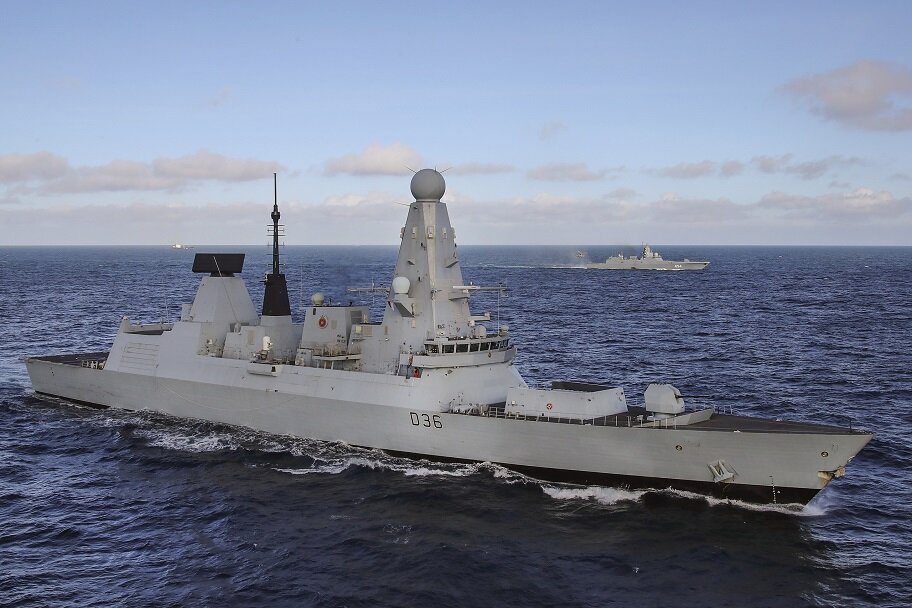 Эсминец и фрегат НАТО вторглись в Черное море, бросив вызов России: угрожающие кадры