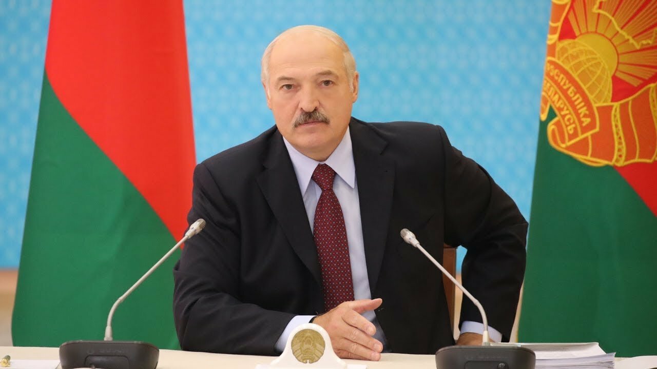 СМИ: Лукашенко приказал чиновникам "стоять за независимость до конца" на фоне "российского давления"