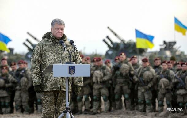 "Стремится остаться на второй срок", - в Крыму объяснили, зачем Порошенко военное положение в стране