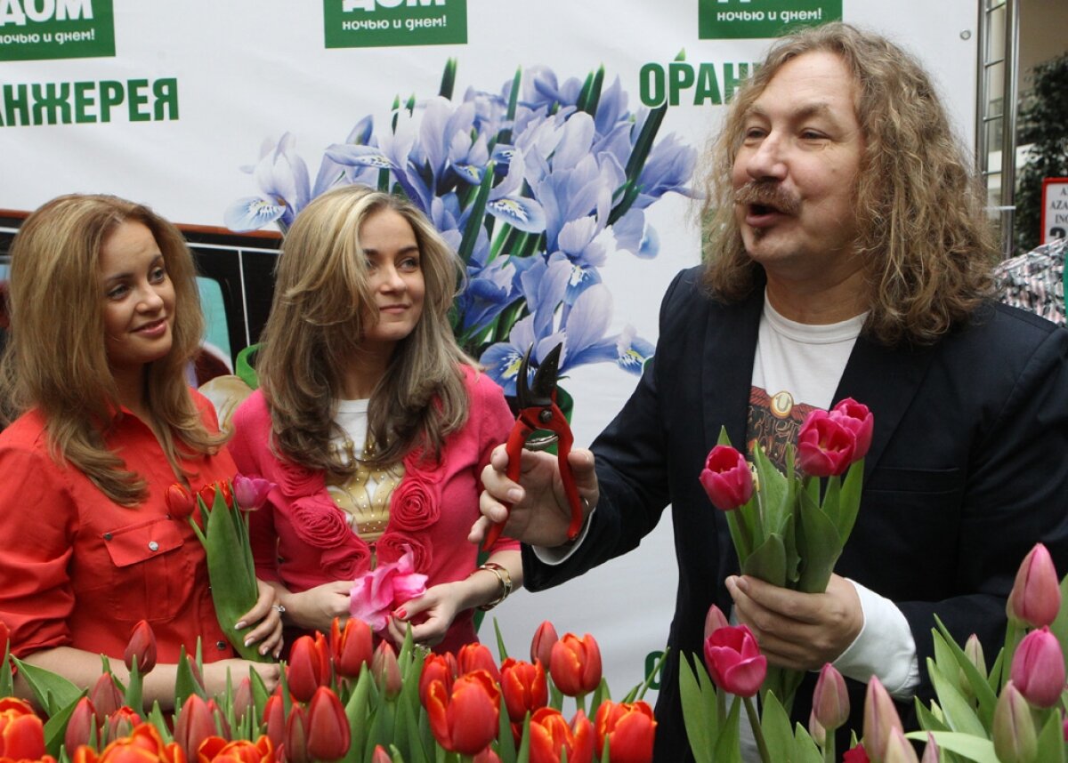 На фото старшую дочь Игоря Николаева Юлию перепутали с его женой: "Как близнецы"