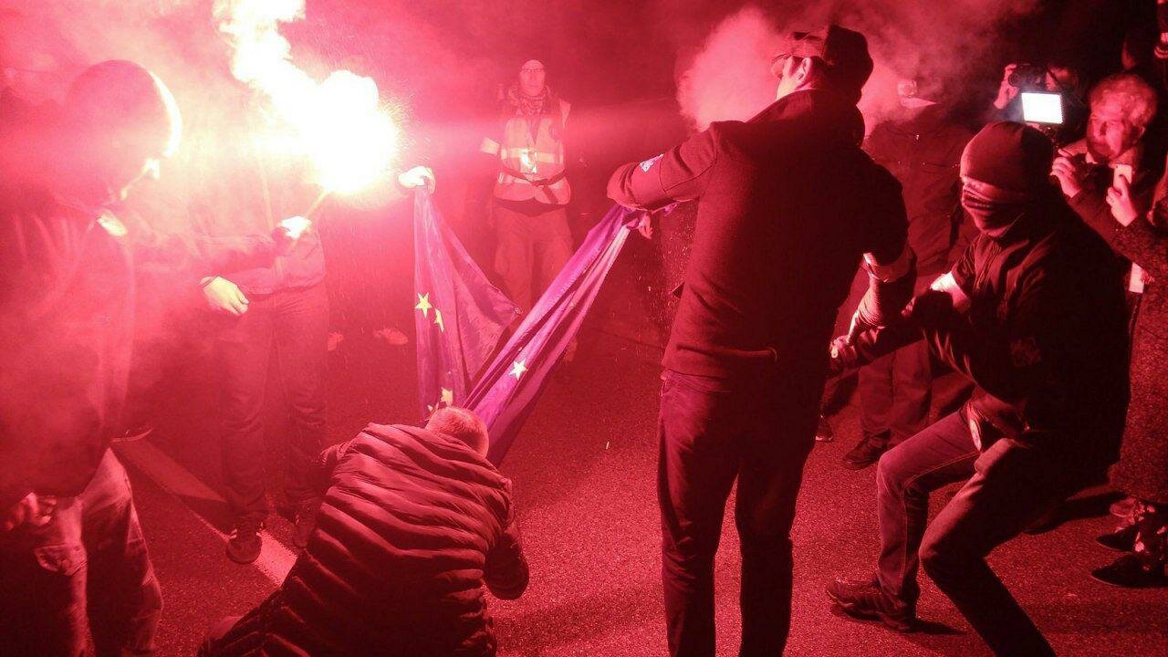 "Долой ЕС", - в Варшаве на митинге показательно сожгли флаг ЕС