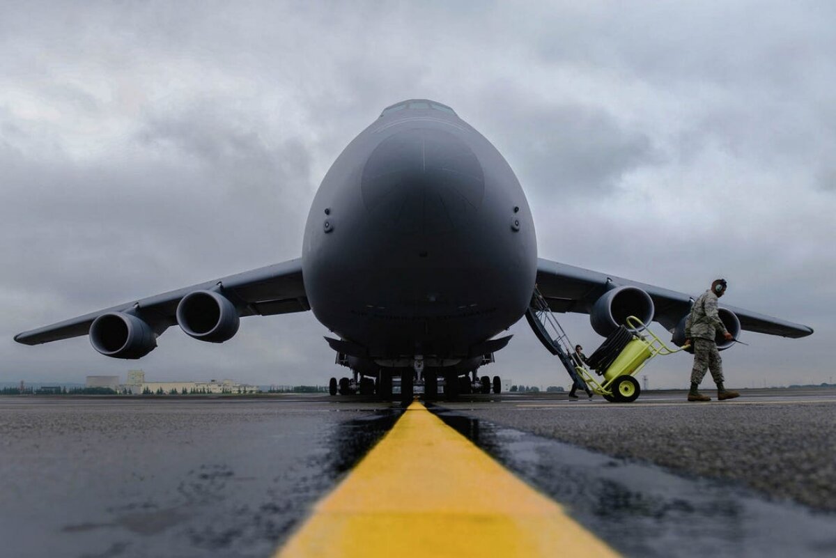 ​10 военных грузовых самолетов США переброшены на военную базу в Испанию: подробности