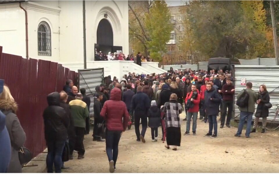 Инцидент на похоронах убитой в Саратове школьницы: нападение на сотрудников СМИ
