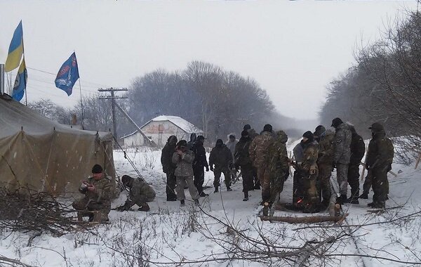 Украинские добровольцы при поддержке депутатов Рады блокируют грузы из ЛНР уже по нескольким маршрутам