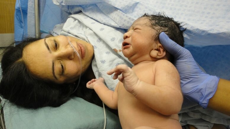 В Бангладеш женщина родила дважды за месяц: редкое генетическое отклонение привело к рождению троих детей 