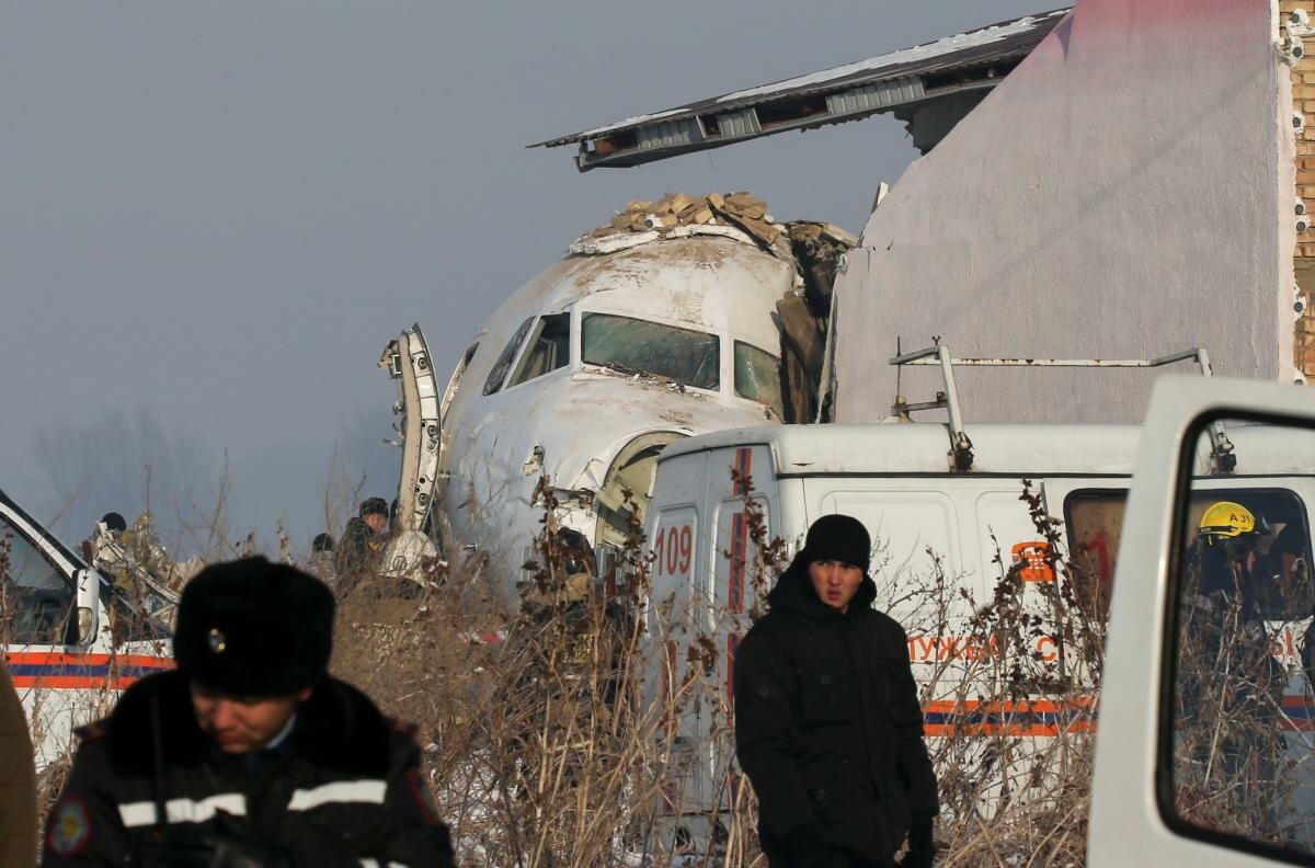 Крушение самолета в Казахстане попало на видео: Fokker 100 пробил бетонное ограждение и врезался в дом